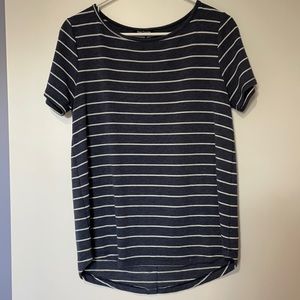 Daisee Button Back Detail Knit Top. Size Small.